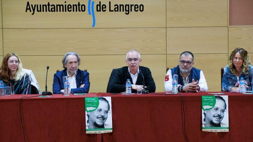 Langreo reivindica el legado de Alberto Vega para alentar a los nuevos poetas