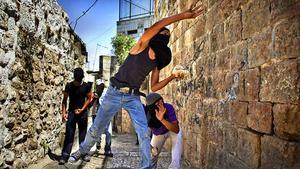 Joves palestins llancen pedres contra els soldats israelians en resposta a l’atac hebreu a la flotilla humanitària en aigües internacionals, ahir, al nucli antic de Jerusalem.