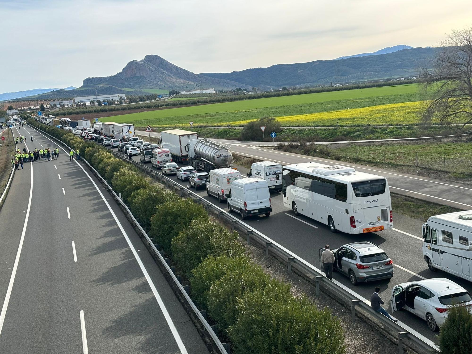 Agricultores de Málaga cortan las carreteras de la provincia convocados por las organizaciones agrícolas.