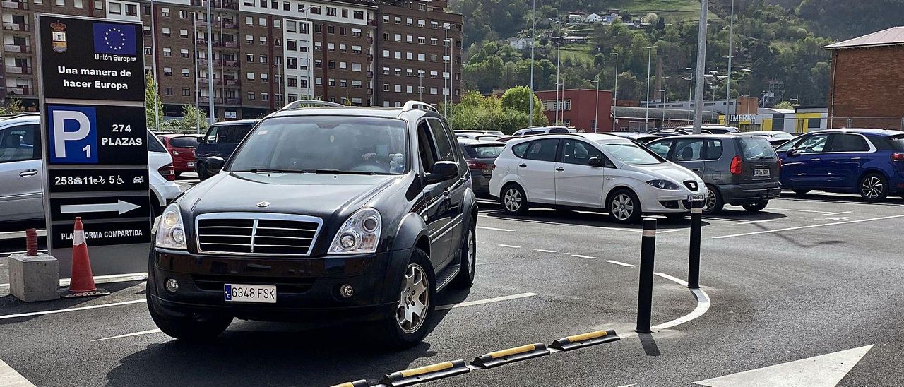 Un vehículo abandona el nuevo aparcamiento habilitado en Mieres. | Vivas