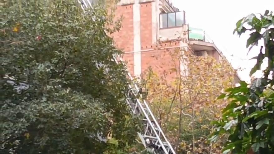 Evacuación de una persona de un ático en Barcelona