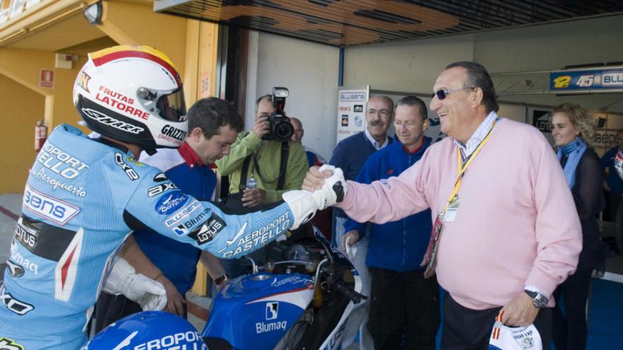 El expiloto Álex Debón y Carlos Fabra se saludan durante un Gran Premio.