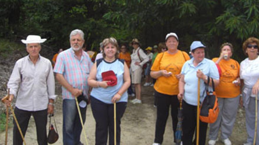 160 personas de la tercera edad participan en la ruta Pasarón-Torremenga