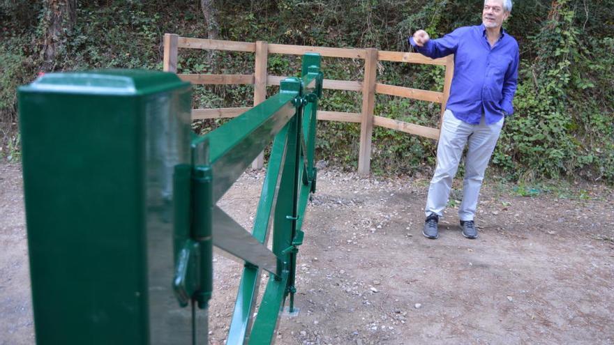 El conseller de Medi Ambient berguedà mostra una de les noves portes de ferro de la Via Verda, a Pedret