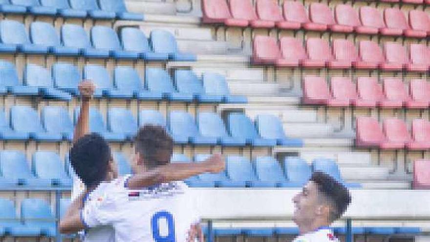 Los jugadores blanquinegros celebran el segundo gol. // Carlos Peteiro