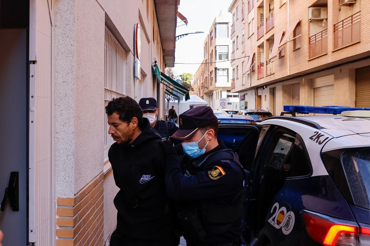 Dos agentes de la Policía Nacional llevan al sospechoso del crimen, Nabil, al Juzgado de Guardia de Lorca este sábado.