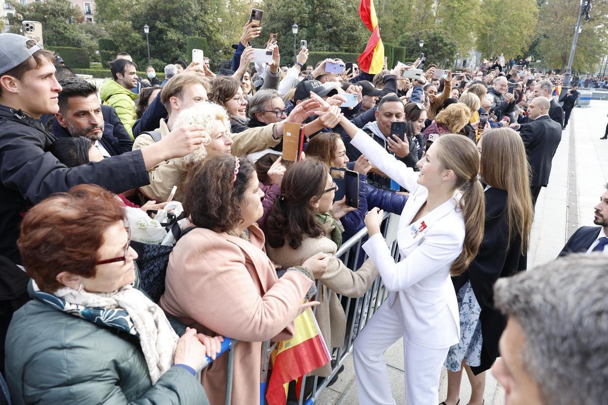Leonor y su hermana, la infanta Sofía, saludan a las personas que estaban apostadas frente al Palacio Real, en Madrid.