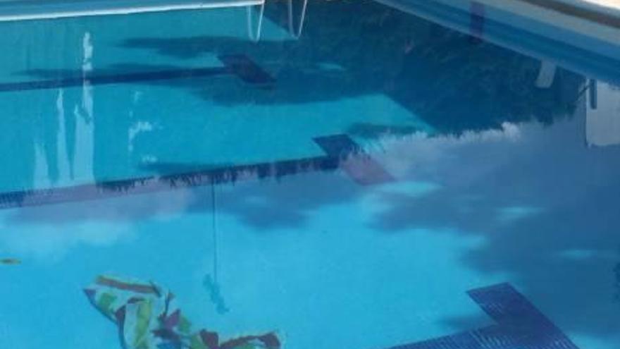 En dos días casi consecutivos, varios objetos aparecieron en el interior de la piscina pública de Benifairó y una de las duchas, dobladas.