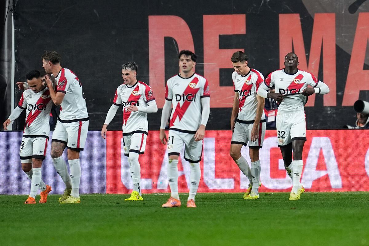 Nobel Mendy, del Rayo Vallecano, celebra un gol con sus compañeros