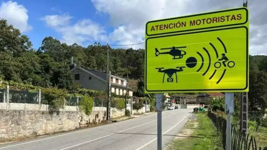 Atención a la señal S-991g: Así es cómo te pueden multar los helicópteros o drones de la DGT