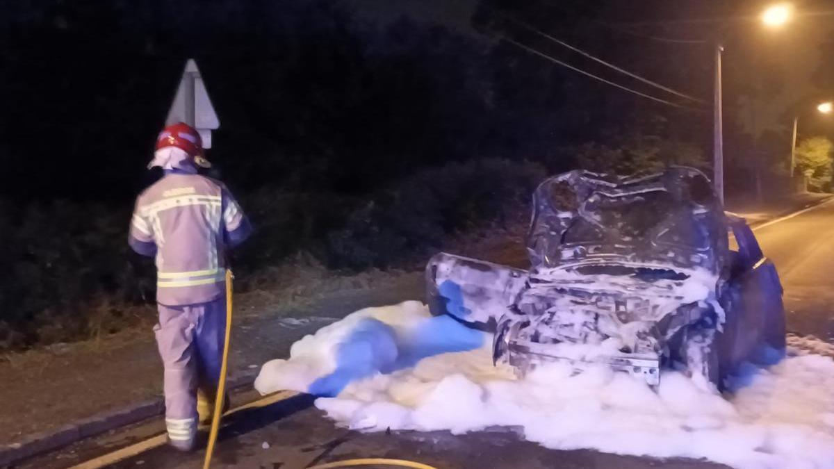 El vehículo calcinado anoche en Oleiros tras un choque contra otro turismo.