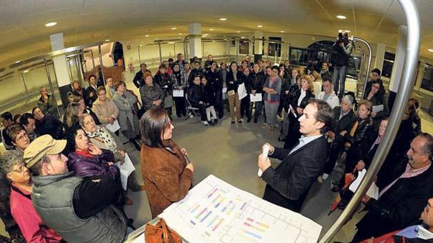 La reunión celebrada ayer por el alcalde y la concejala de mercados con los vendedores de la plaza de abastos de Vilagarcía.  // Iñaki Abella