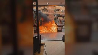 Un escandaloso incendio en Orriols provoca daños en la fachada de un comercio local