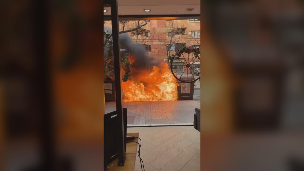 Arden dos contenedores y las llamas afectan a una peluquería en València