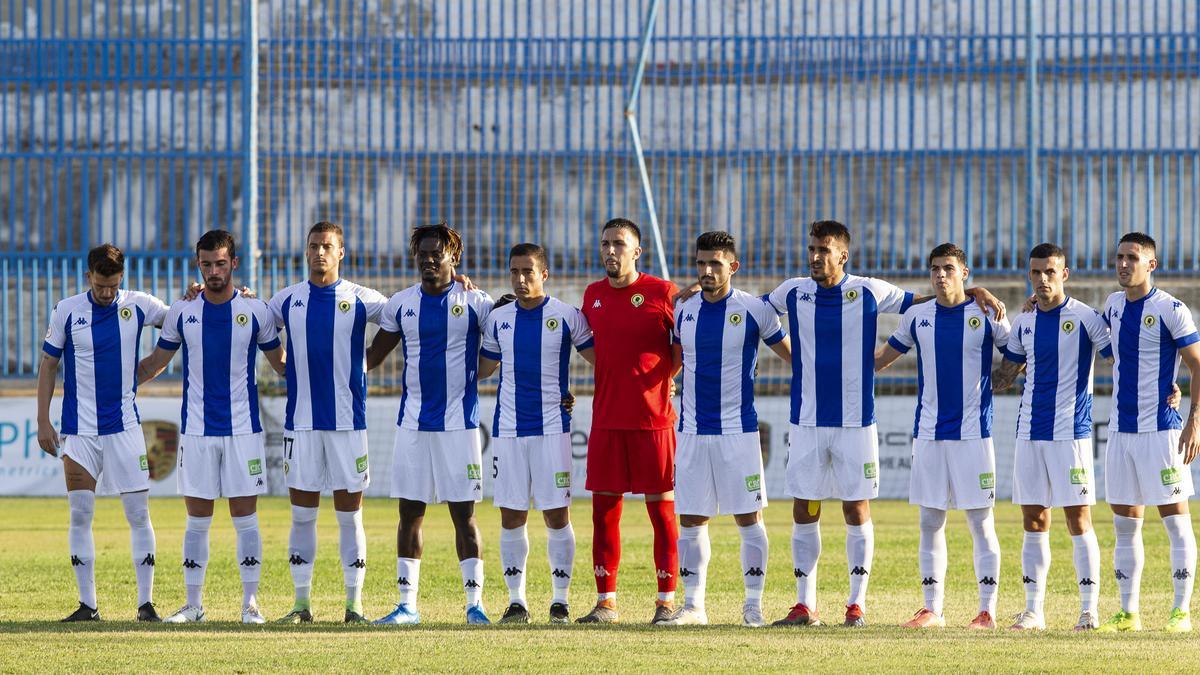 Los jugadores del Hércules posan antes del partido con el Intercity sin publicidad en las camisetas.