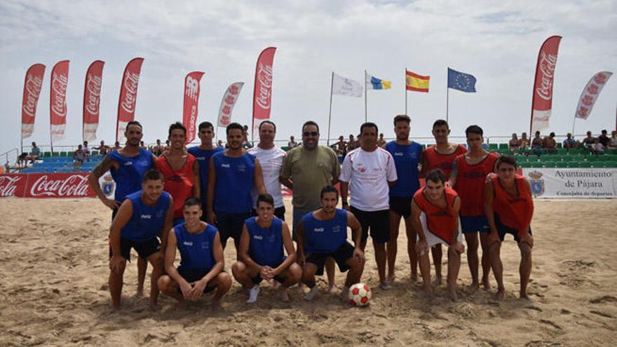 Dos de los equipos participantes poco antes de comenzar su encuentro.