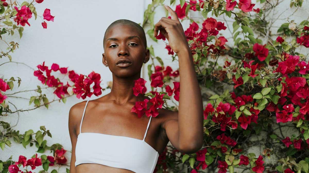 Una chica junto a unas flores