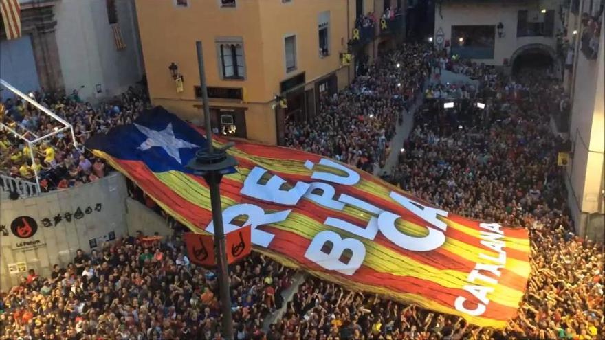 Una estelada gegant tapa la marea patumaire en l'inici dels salts de nit