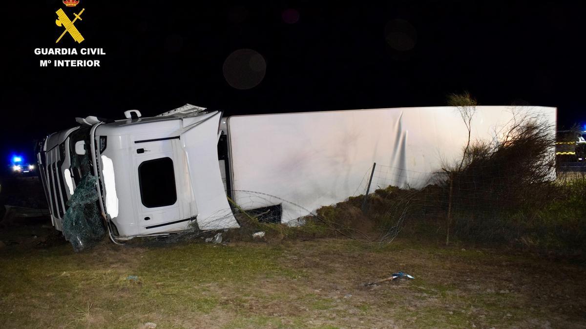 Imagen del camión accidentado