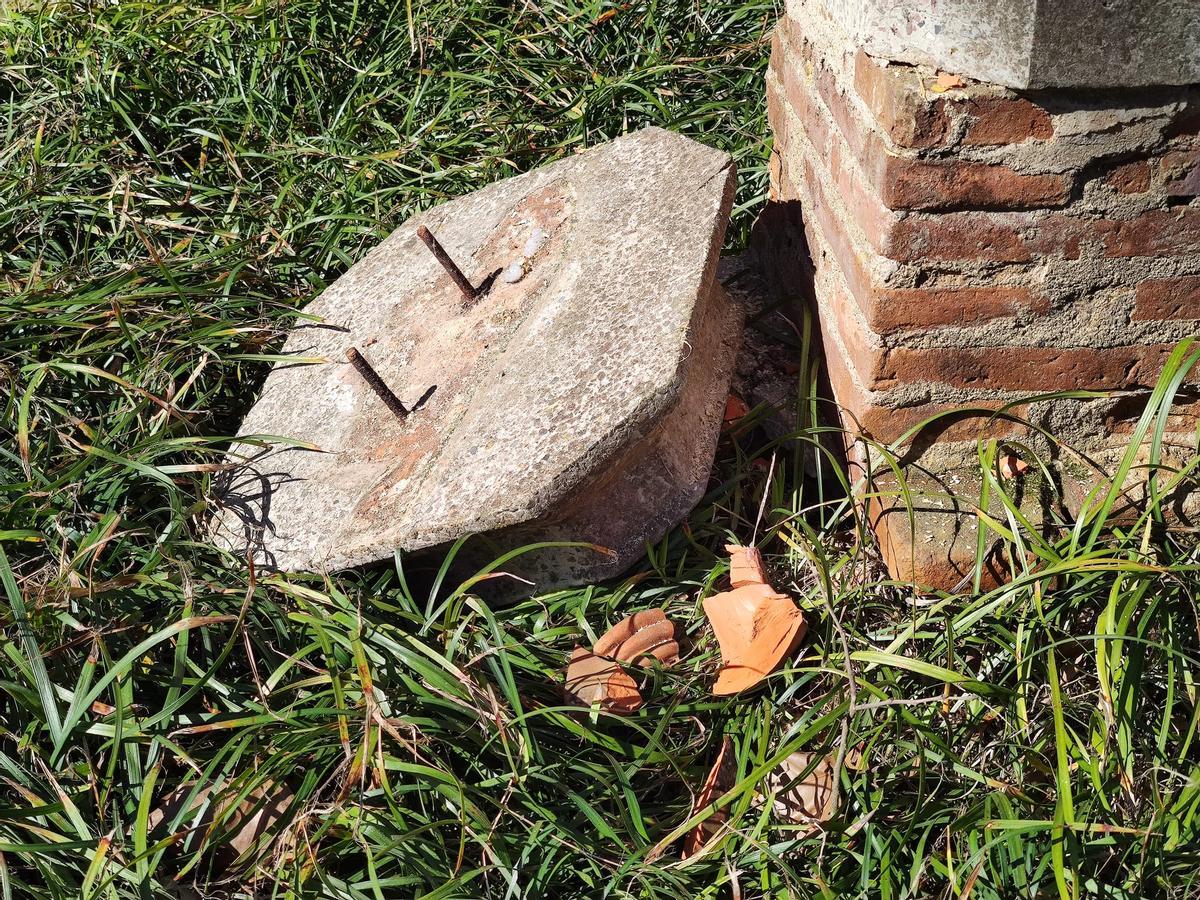 La base on estava enganxada l'escultura, per terra.