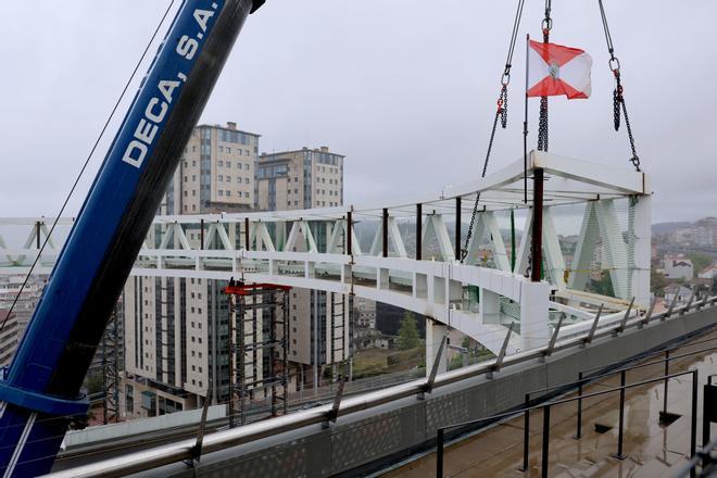 El anillo del ascensor HALO finaliza su izado y "aluniza" en la plaza de Vialia