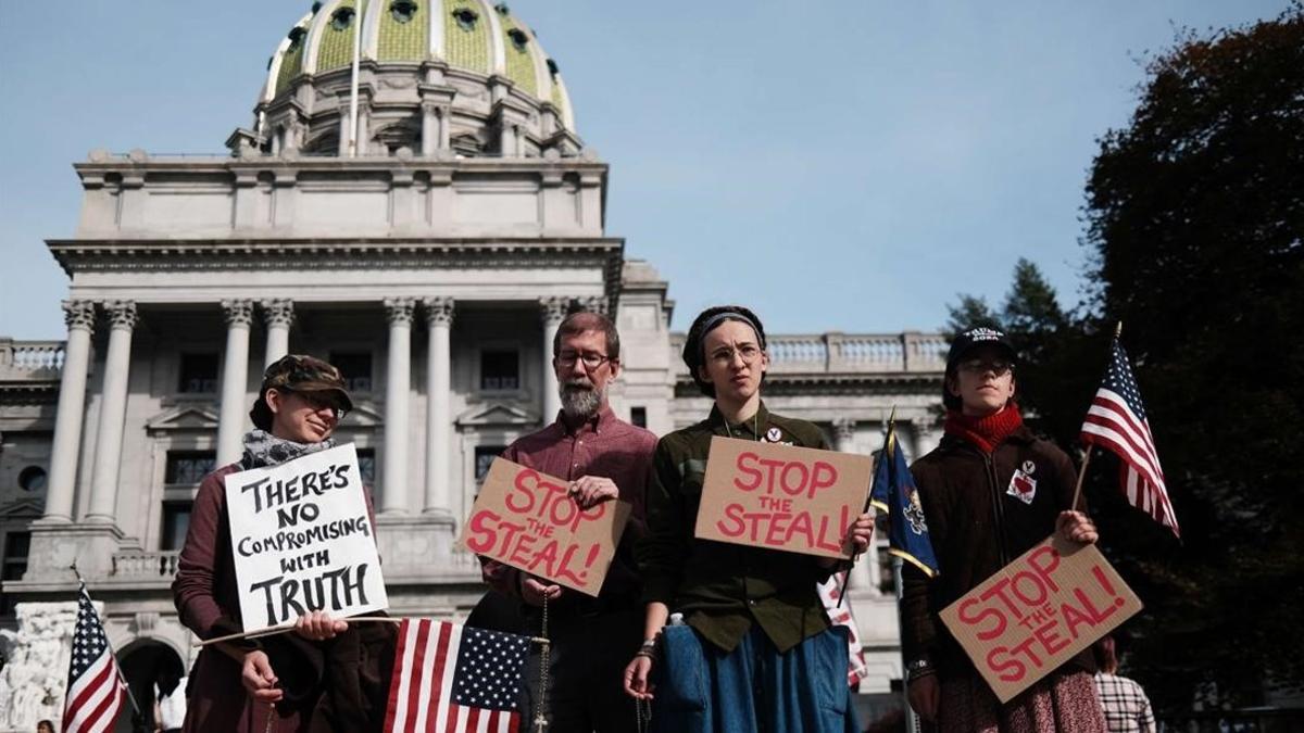 Manifestantes que piden parar los recuentos en Harrisburg (Pensilvania)