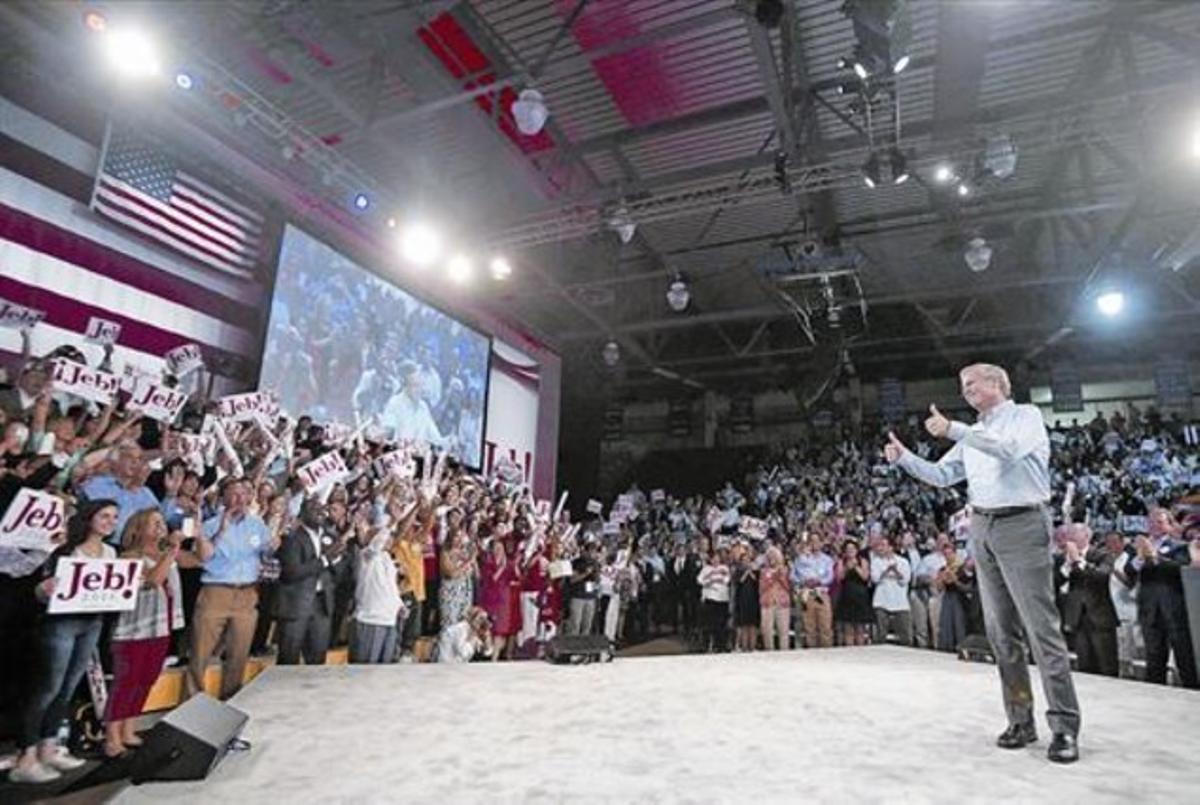 Jeb Bush agraeix el suport eufòric dels seus seguidors, ahir.