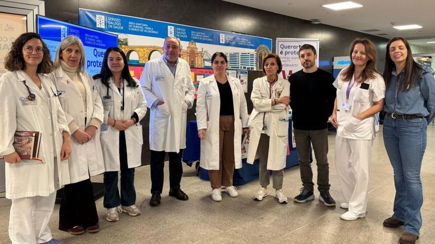 Una mesa informativa sobre el VIH y la prevención, este lunes en el hospital de Ourense. |  FdV