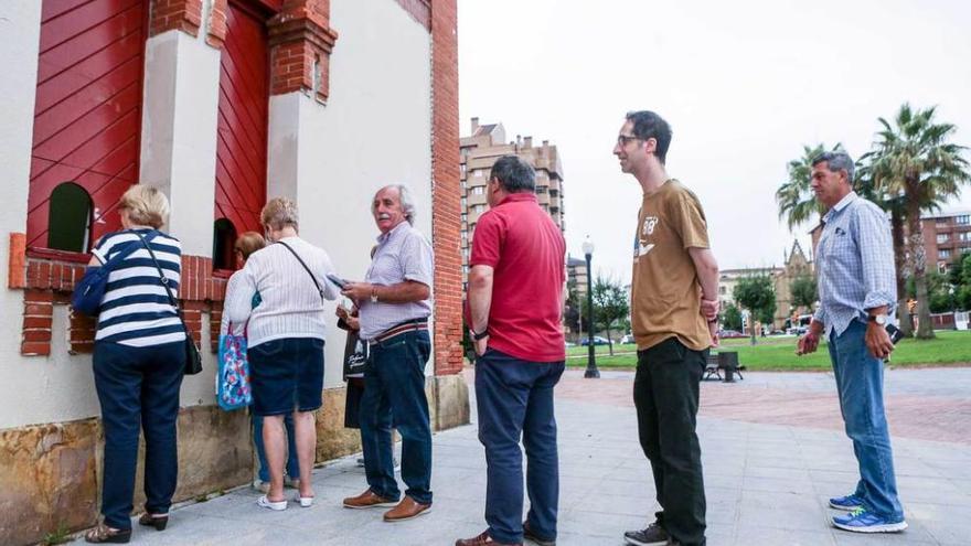 Los primeros aficionados retiran su abono de la feria de Begoña.