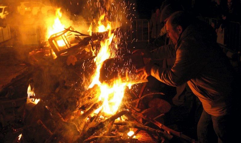 Encendido de la hoguera de San Antón en Torrero