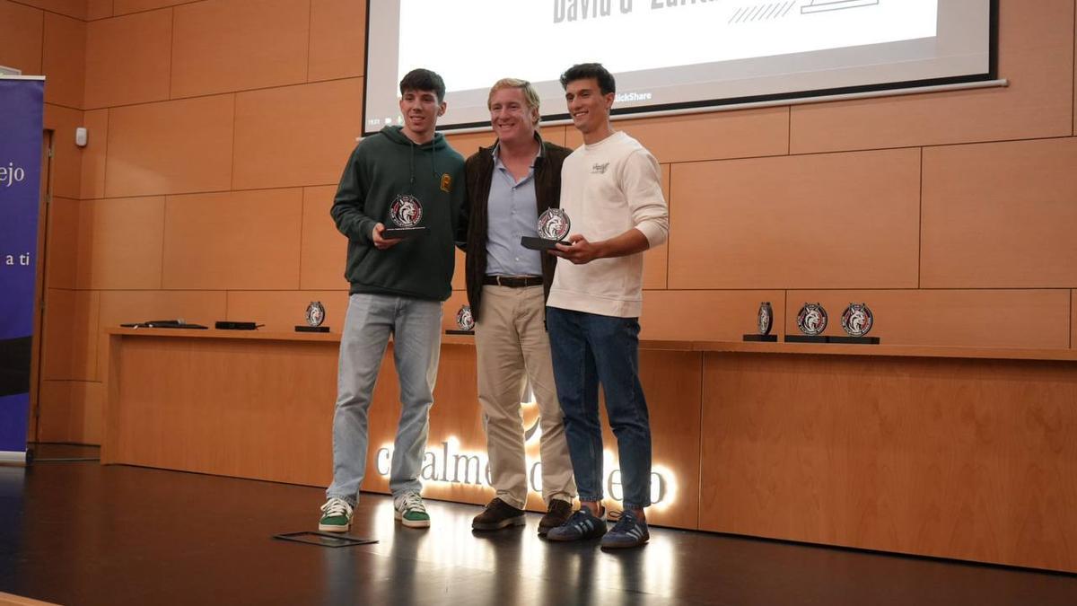 Ignacio Gragera entrega a Jorge Hernández y David García Zurita el premio a mejor atleta del año.