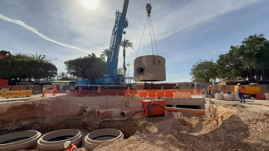 Así van las obras de Agamed para ampliar el colector de recogida de aguas de lluvias torrenciales en el centro de Torrevieja