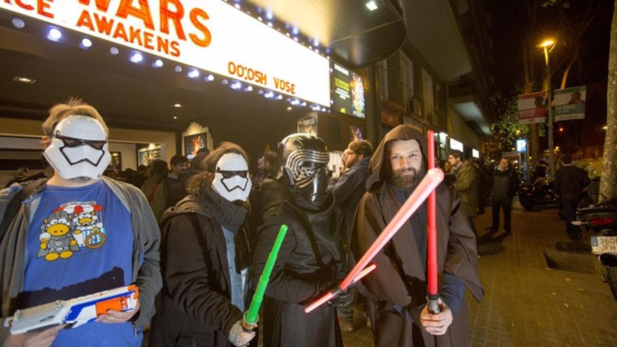 Fans de 'Star Wars, disfrazados como algunos personajes de la película, ante el cine Phenomena de Barcelona.