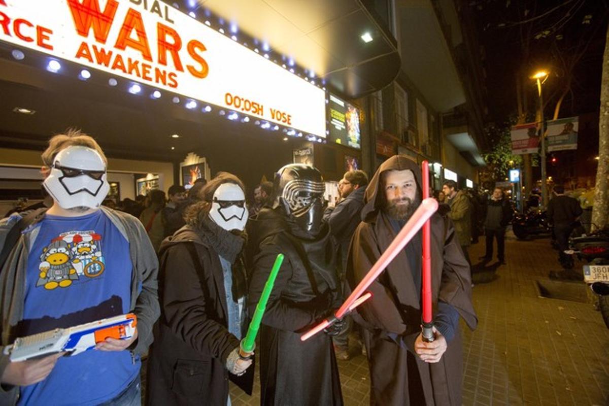 Fans de ’Star Wars’, disfressats d’alguns personatges de la pel·lícula, davant el cine Phenomena de Barcelona.