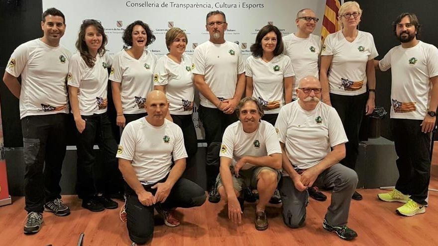 Los miembros del Comité de marcha nórdica de Balears posan en el Palma Arena.