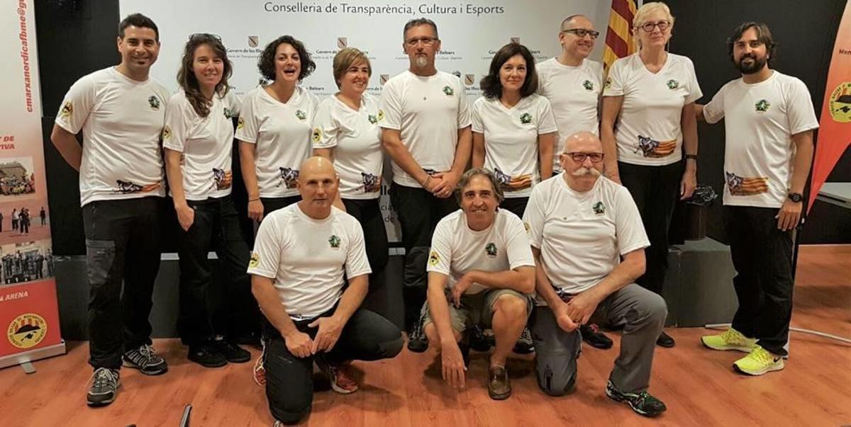 Los miembros del Comité de marcha nórdica de Balears posan en el Palma Arena.