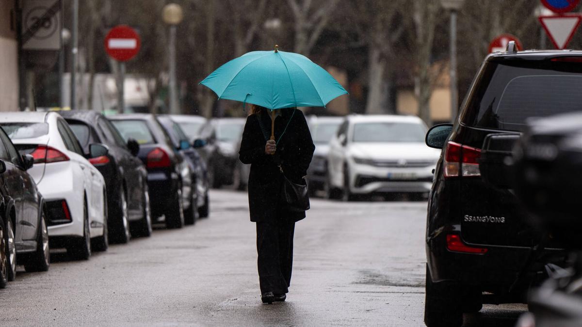 Gente con paraguas en las calles durante la lluvia.
