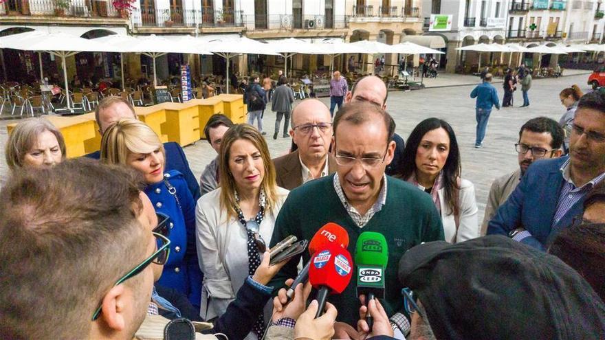 El PP bajará los impuestos y revisará las tasas si vuelve a gobernar Cáceres