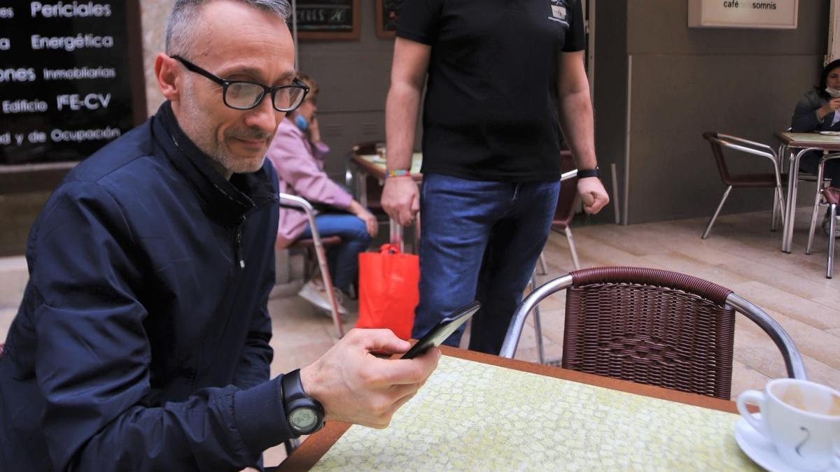 Un cliente escanea el código QR en una cafetería de Gandia