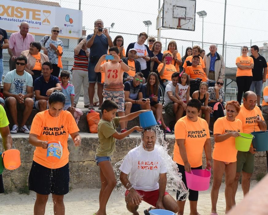 Un centenar de personas se mojan en Rodeira para visibilizar la enfermedad