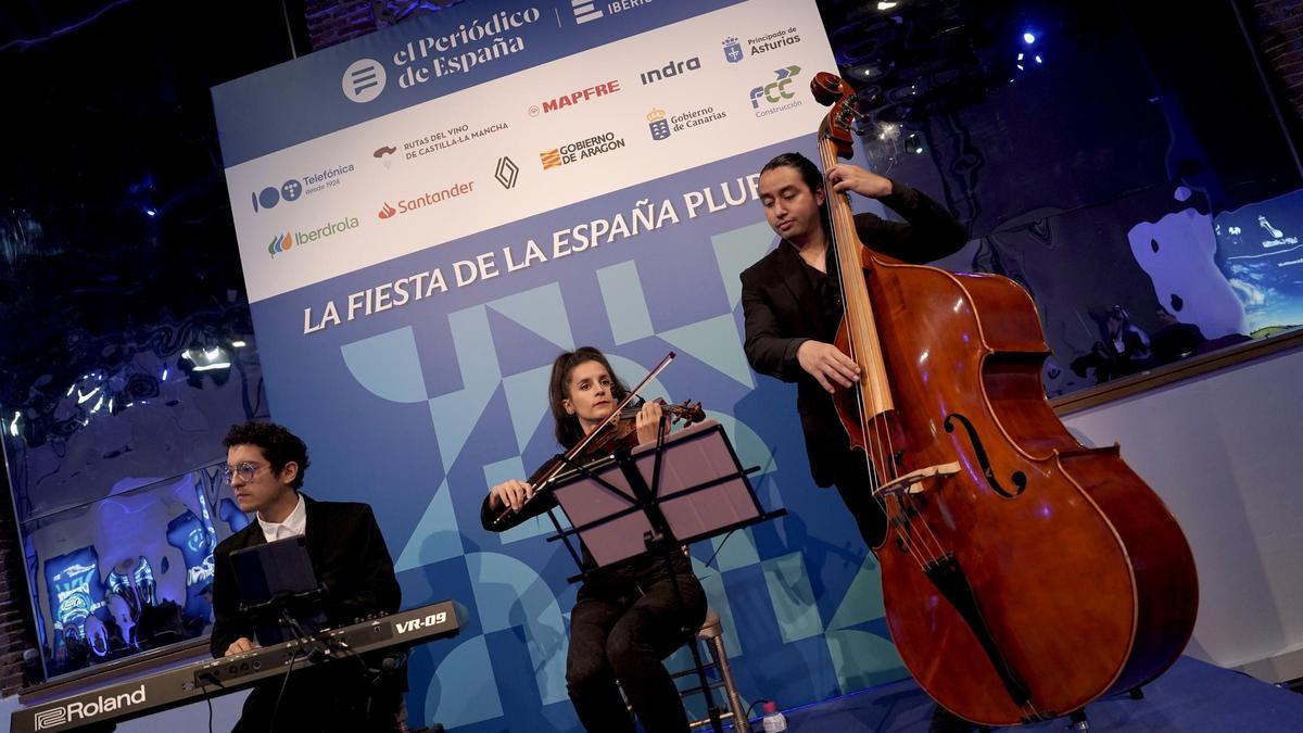 Trío Concuenda, amenizando la velada de la 'Fiesta de la España Plural'.