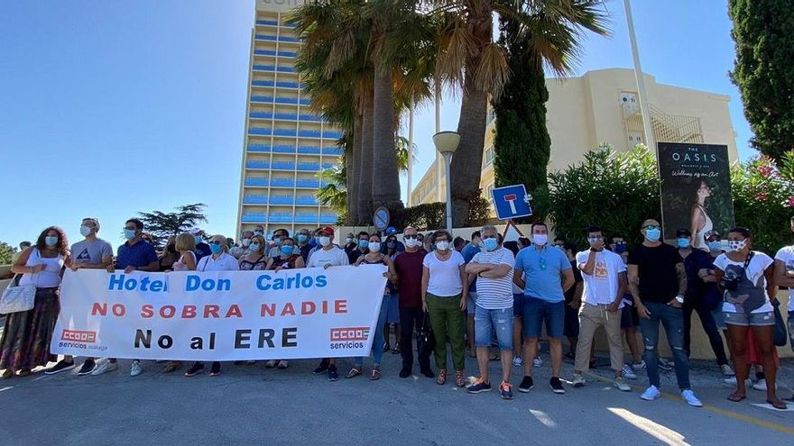 Trabajadores del hotel Don Carlos afectados por los despidos, ayer, en el establecimiento hotelero.