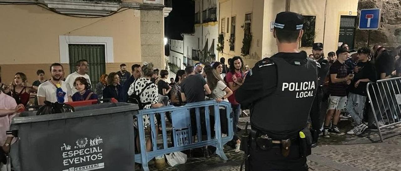 La policía acordona la plaza Mayor de Cáceres ante el colapso de público en la última edición de WOMAD.