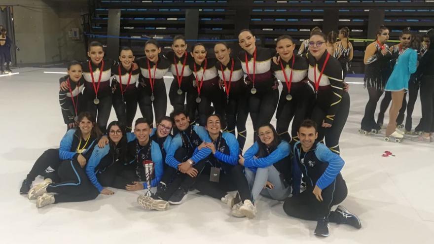 El Xou Petit i el Júnior del PA Figueres, celebrant l’accés al Campionat d’Espanya.