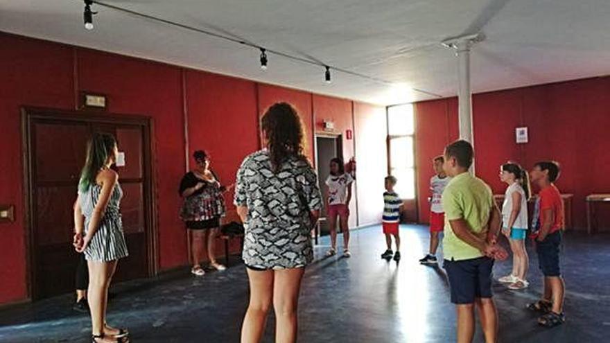 Ana López en la presentación del curso junto a los niños.