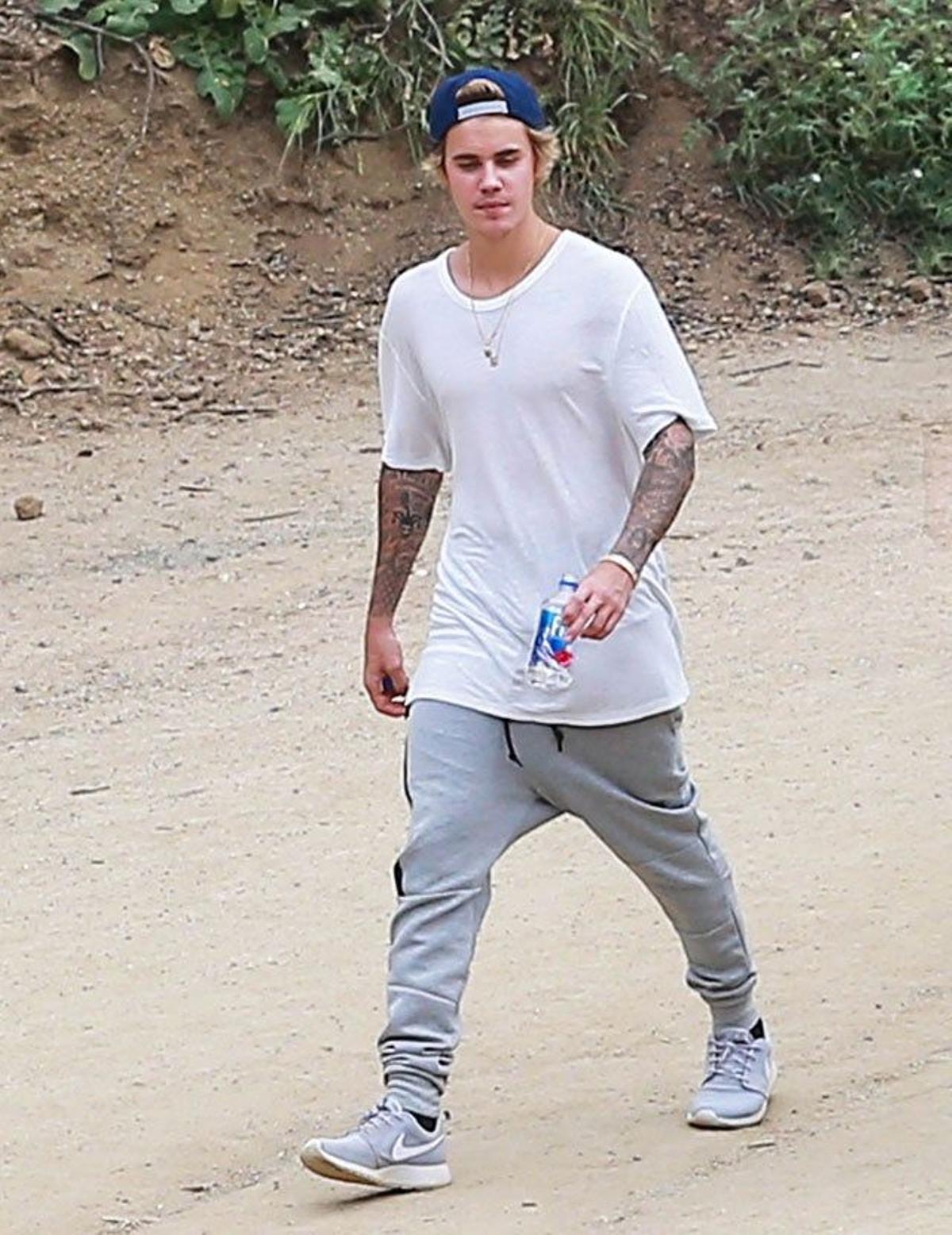 Justin Bieber aporta a su look una de sus gorras