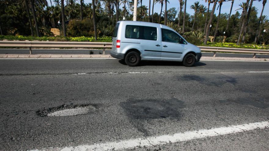 Baches y mal estado de la avenida de Elche, por donde cada día circulan más de 55.000 conductores