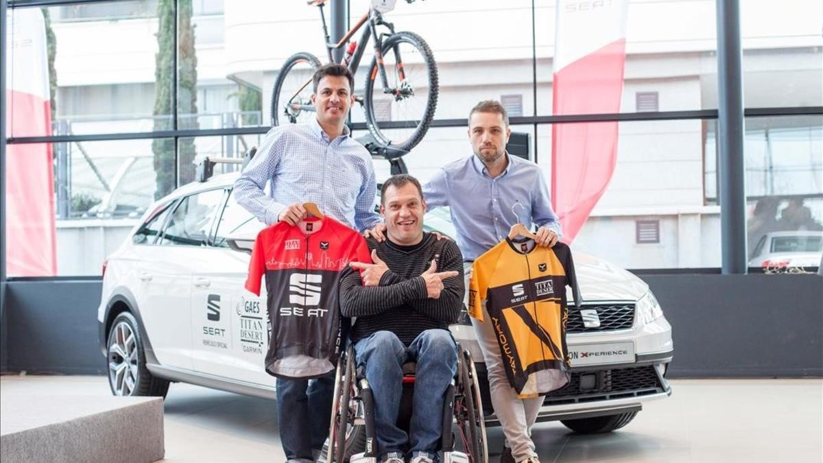 Albert Llovera, con el coche que abrirá la carrera.