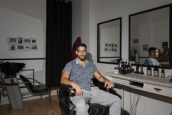 Salva, italiano, deja Barcelona tras ser barbero y repartidor y vivir con su hijo en un local: La ciudad no me lo puso fácil