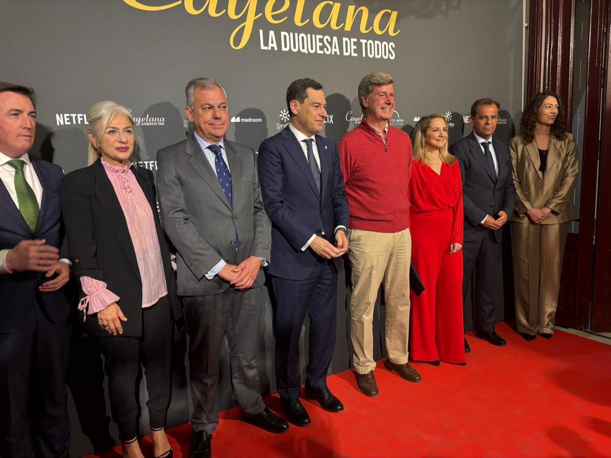 Distintas autoridades asistieron a la presentación del documental, incluidos el presidente de la Junta, Juanma Moreno, y el alcalde de Sevilla, José Luis Sanz.